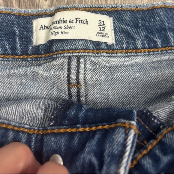Abercrombie women’s jean shorts size 31/12 - Picture 2 of 3